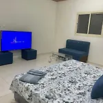 ستوديو كبير غرفة و حمام بمكيف غسالة تلفاز واي فاي