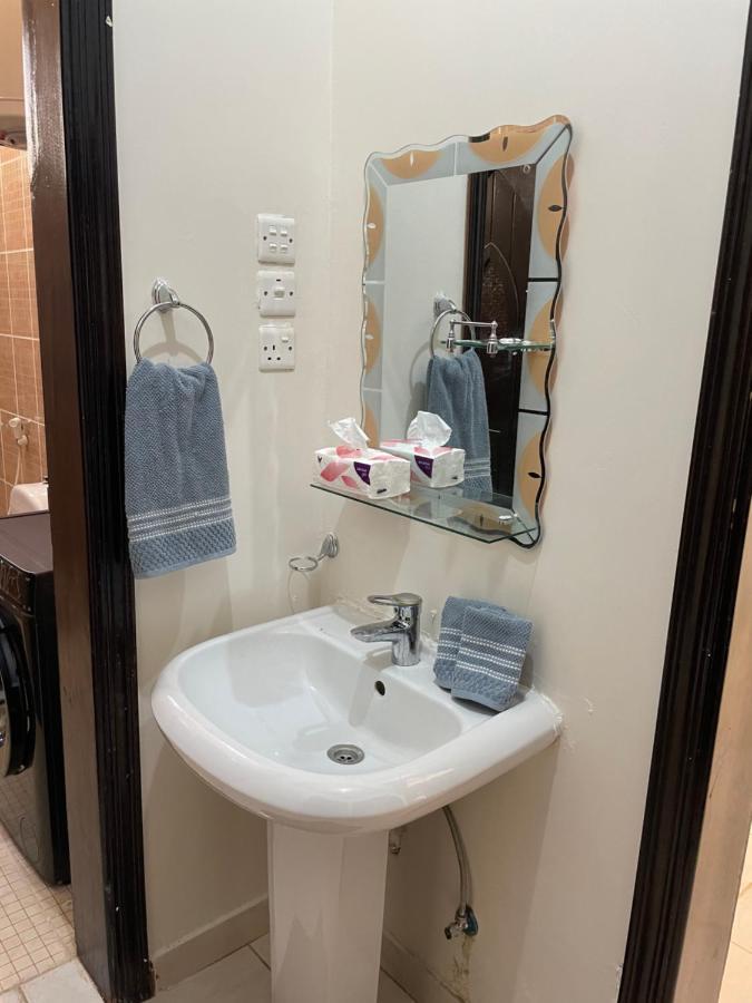 ستوديو كبير غرفة و حمام بمكيف غسالة تلفاز واي فاي Wisma tamu Medina
